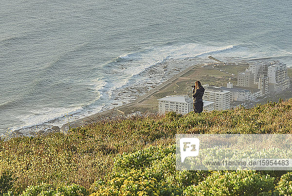 Frau beim Fotografieren von der Spitze eines Hügels  Signal Hill  Südafrika