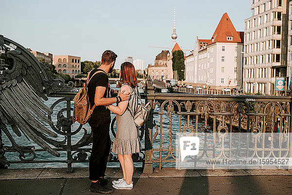 Liebevolles junges Paar auf einer Brücke in der Stadt  Berlin  Deutschland