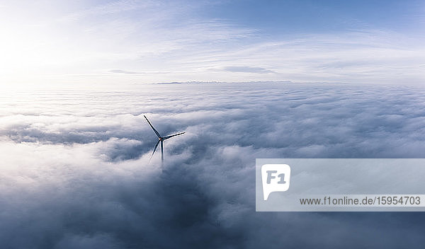Deutschland  Luftbild einer in Wolken gehüllten Windkraftanlage in der Morgendämmerung