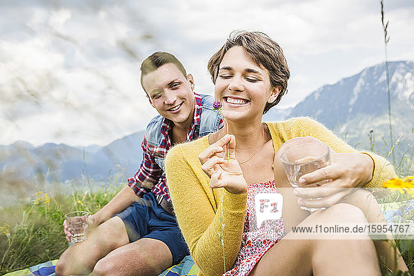 Picknick eines Ehepaares auf einer Bergwiese  Achenkirch  Österreich