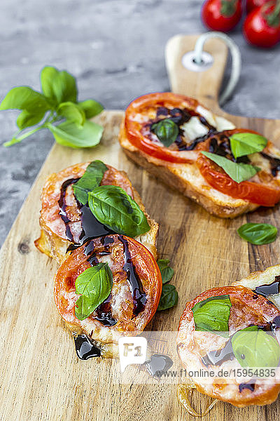 Gratinierte Baguettescheiben mit Tomaten  Mozzarella-Käse und Basilikum