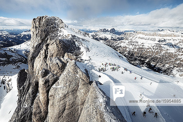 Italien  Trentino  Skifahrer auf dem Gipfel der Marmolada