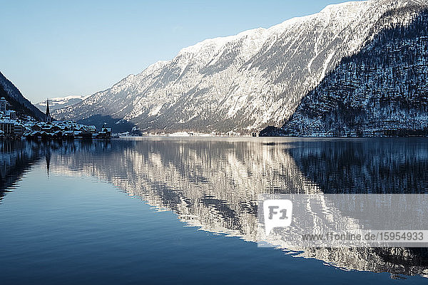 Österreich  Oberösterreich  Hallstatt  Berge spiegeln sich im glänzenden Hallstätter See