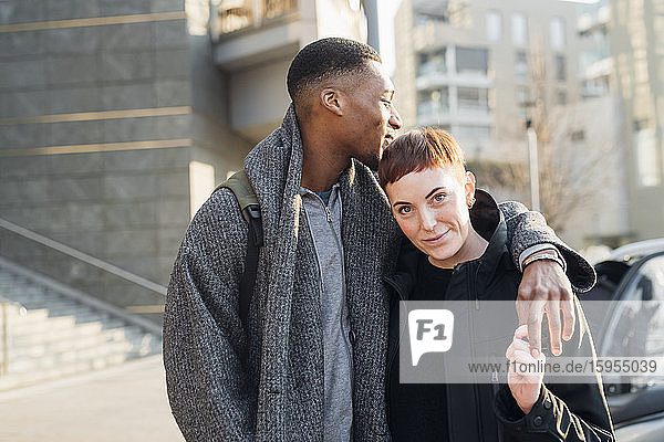 Porträt eines jungen Paares in der Stadt