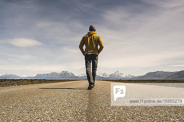 Mann geht auf einer Straße in einer abgelegenen Landschaft in Patagonien  Argentinien
