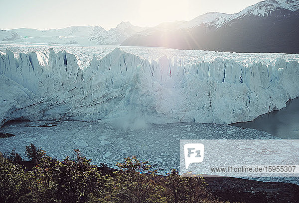 Der Gletscher Perito Moreno gegen die patagonischen Anden  Perito Moreno  Argentinien