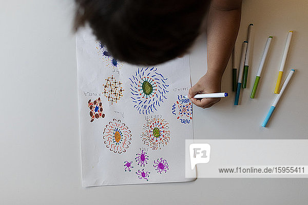 Schnittansicht eines kleinen Jungen  der Blumen zeichnet