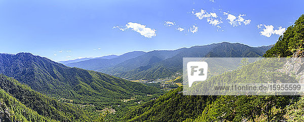Bhutan  Panorama des grün bewaldeten Paro-Tals