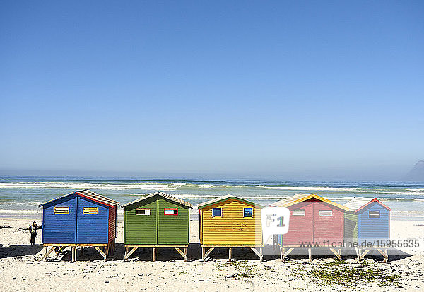 Farbenfrohe Cabanas am Strand von Muizenberg  Südafrika