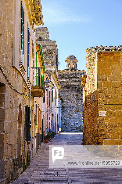 Spanien  Balearen  Mallorca  Alcudia  Altstadtgasse mit der Kirche St. Jaume im Hintergrund