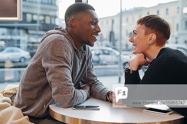 Lächelndes junges Paar in einem Cafe