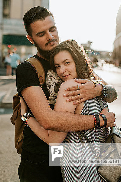 Glückliches junges Paar umarmt sich in der Stadt  Berlin  Deutschland