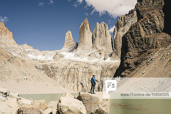 Wanderer in Berglandschaft am Seeufer am Mirador Las Torres im Nationalpark Torres del Paine  Patagonien  Chile