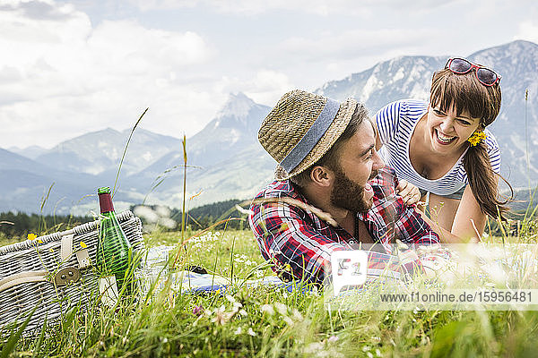 Glückliches Paar beim Picknick auf einer Bergwiese  Achenkirch  Österreich