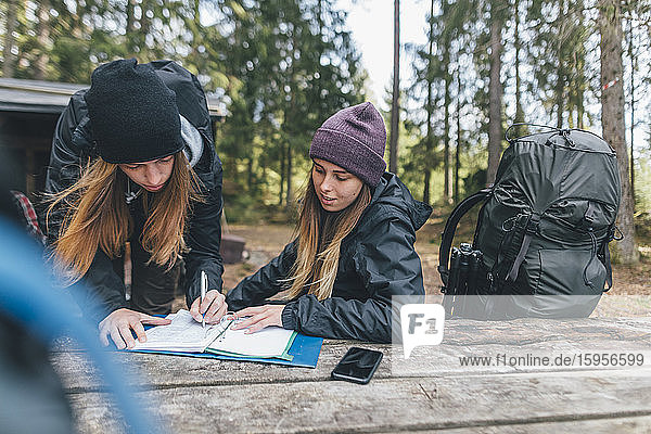 Junge Rucksacktouristin in Schweden  Unterzeichnung auf Campingplatz