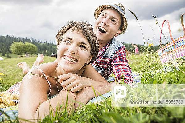Glückliches Paar auf einer Bergwiese liegend  Achenkirch  Österreich