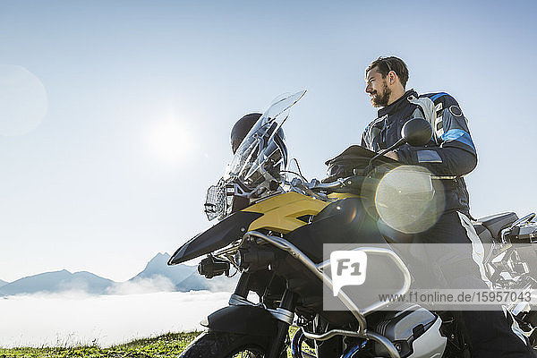Motorradfahrer auf einer Reise mit Pause in den Bergen  Achenkirch  Österreich