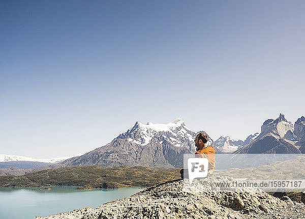 Wanderer rastet in einer Berglandschaft am Lago Pehoe im Torres del Paine Nationalpark  Patagonien  Chile