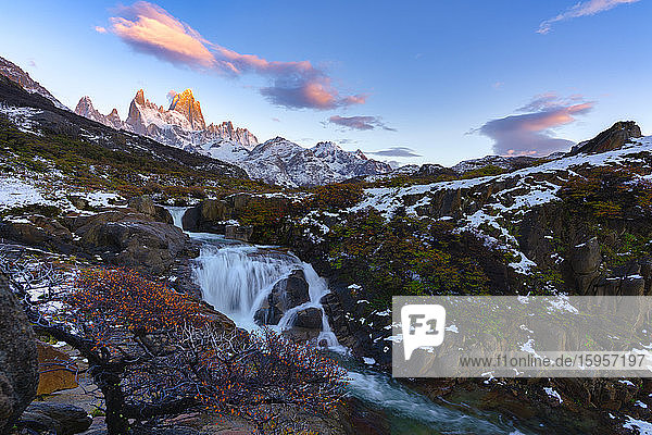 Der Berg Fitz Roy und der Wasserfall bei Sonnenaufgang im Herbst  El Chalten  Patagonien  Argentinien