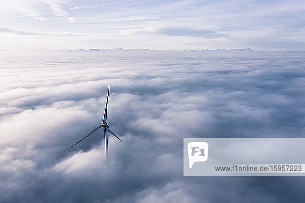 Deutschland  Luftbild einer in Wolken gehüllten Windkraftanlage in der Morgendämmerung