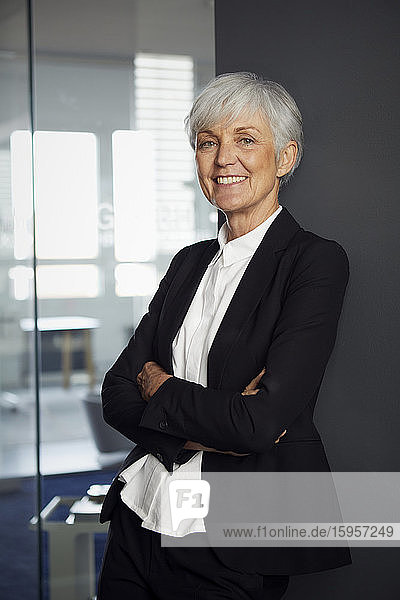 Porträt einer klugen älteren Geschäftsfrau im Amt