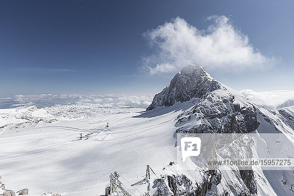 Österreich  Oberösterreich  Skilifte am schneebedeckten Dachsteingletscher