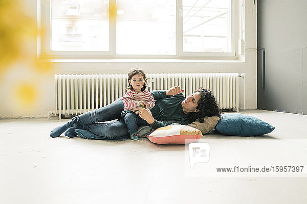 Mutter entspannt sich mit Tochter auf dem Boden