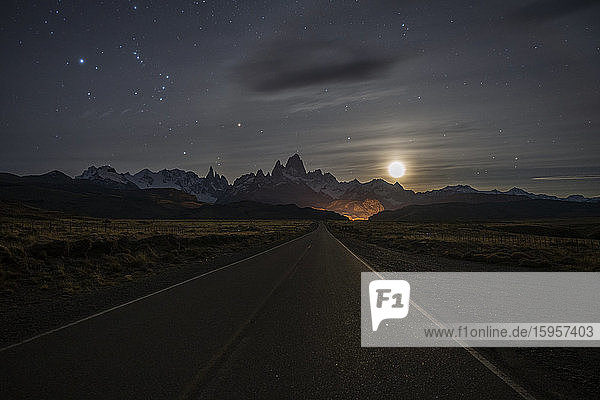 Straße nach El Chalten bei Nacht  Patagonien  Argentinien