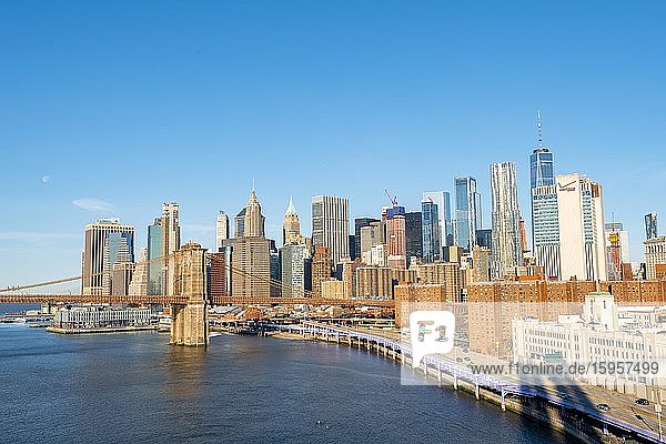 Blick von der Manhattan Bridge über den East River auf die Skyline von Lower Manhattan und Brooklyn Bridge  Manhattan  New York  USA  Nordamerika