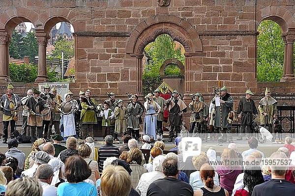 Jäger mit Jagdhörnern im Theaterstück Der Reichstag von 1180 historisches Stadtfest Kaiserpfalz Barbarossaburg Gelnhausen Hessen Deutschland Europa