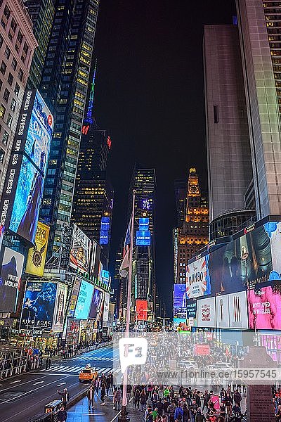 Times Square bei Nacht Pater Francis D. Duffy-Statue und Duffy Square Midtown Manhattan New York City New York State USA Nordamerika
