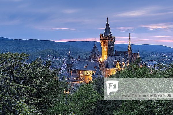 Aussicht auf das beleuchtete Schloss Wernigerode in der Dämmerung  Wernigerode  Harz  Sachsen-Anhalt  Deutschland  Europa