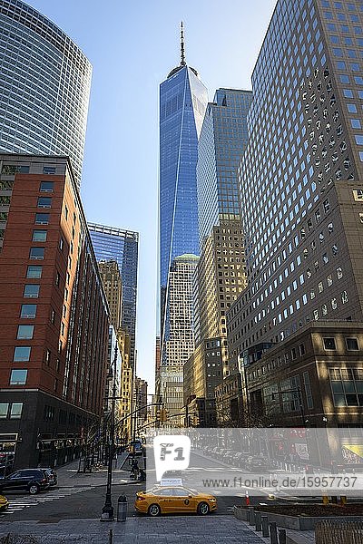 Typisch gelbes Taxi Hochäuser in der Vesey Street hinten One World Trade Center Ground Zero Manhattan New York City New York USA Nordamerika