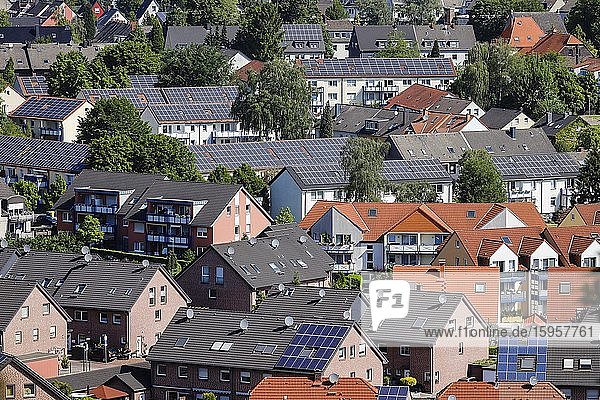 Mehrfamilienhäuser mit Solardächern  Solarsiedlung  InnovationCity Ruhr  Bottrop  Ruhrgebiet  Nordrhein-Westfalen  Deutschland  Europa
