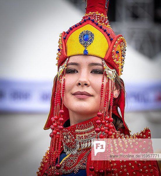 Mongolische junge Frau posiert in der Nationaltracht  Stadt Ulaanbaatar  Mongolei  Asien