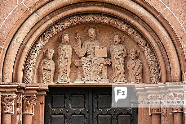 Reliefbild Weltenrichter im Tympanon über Portal romanische Marienkirche Gelnhausen Main-Kinzig-Kreis Hessen Deutschland Europa