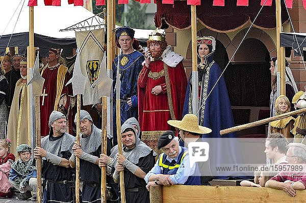 Emperor Frederick I  Barbarossa with son and wife Beatrix of Burgundy  tournament place  historical city festival  Gelnhausen  Main-Kinzig-Kreis  Hesse  Germany  Europe