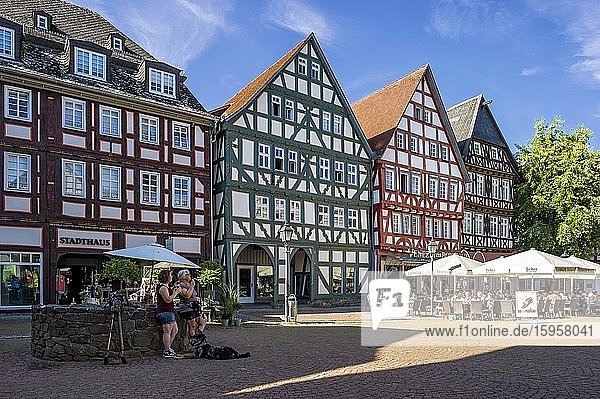 Stadthaus  Marktbrunnen und historische Fachwerkhäuser  Eiscafé  Marktplatz  Altstadt  Grünberg  Hessen  Deutschland  Europa