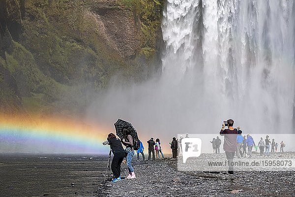 Menschen vor dem großen Wasserfall Skógafoss  Skogafoss  Skogar  Ringstraße  Sudurland  Südisland  Island  Europa