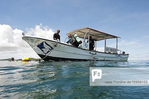 Taucher im Wasser am Tauchboot  Insel Yap  Mikronesien  Karolineninseln  Pazifik  Ozeanien