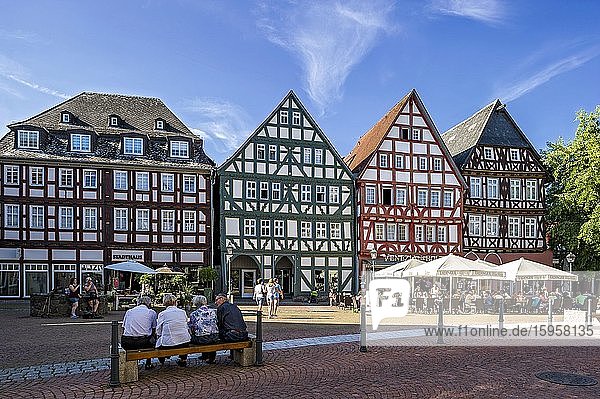 Stadthaus und historische Fachwerkhäuser  Eiscafé  Marktplatz  Altstadt  Grünberg  Hessen  Deutschland  Europa