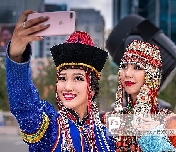 Mongolisches Mädchen in traditioneller traditioneller traditioneller traditioneller traditioneller traditioneller traditioneller traditioneller Tracht  Selfie  Stadt Ulaanbaatar  Mongolei  Asien