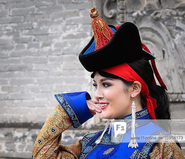 Junge mongolische Dame posiert in traditioneller Tracht  Hauptstadt von Ulaanbaatar  Mongolei  Asien