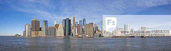 Blick vom Pier 1 über den East River auf die Skyline von Lower Manhattan mit Brooklyn Bridge  Dumbo  Downtown Brooklyn  Brooklyn  New York  USA  Nordamerika