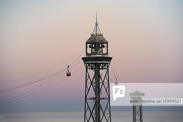 Blick auf die Seilbahn von Barcelona bei Sonnenuntergang Katalonien Spanien.