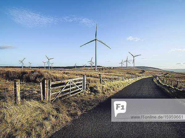 Windturbinen auf einem Windpark im ländlichen Ulster  Nordirland.