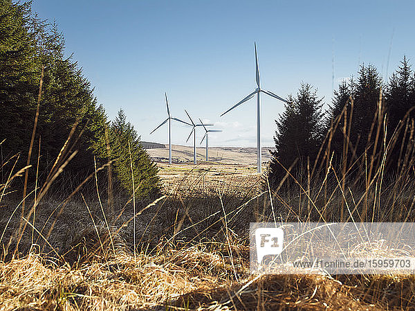 Windturbinen auf einem Windpark im ländlichen Ulster Nordirland.