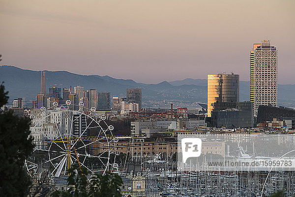 Stadtbild von Barcelona bei Sonnenuntergang Katalonien Spanien.