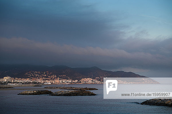 Fernblick auf den Hafen von Barcelona bei Sonnenuntergang Katalonien Spanien.