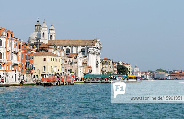 Kirche am Ufer eines Kanals  Venedig  Italien
